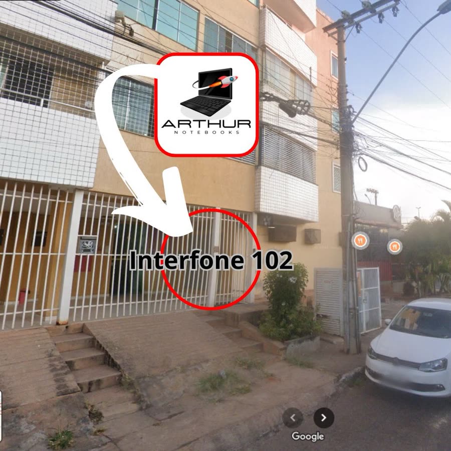 Portão branco da portaria do prédio, onde fica o interfone 102 da Arthur Notebooks